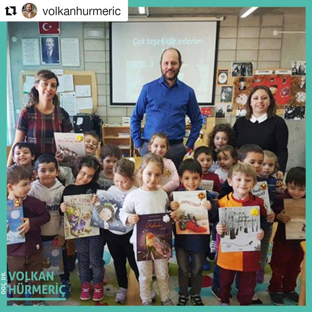 #Repost @volkanhurmeric (@get_repost)
・・・
Biz de bir zamanlar bu öğrenciler gibi küçüktük… Elimizden tutan ve bizi sevgiyle büyüten tüm öğretmenlerimizin Öğretmenler Günü kutlu olsun. #DrVolkanHurmeric #dünyagözankara #gözdoktoru #24Kasım #ÖğretmenlerGünü